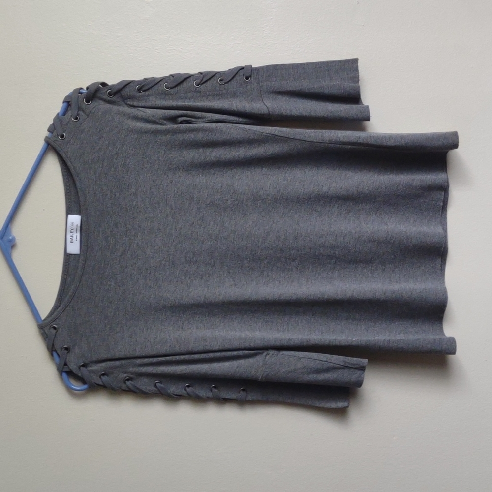 Bailey/44. ‎ 3/4 bell corseted sleeve women's top